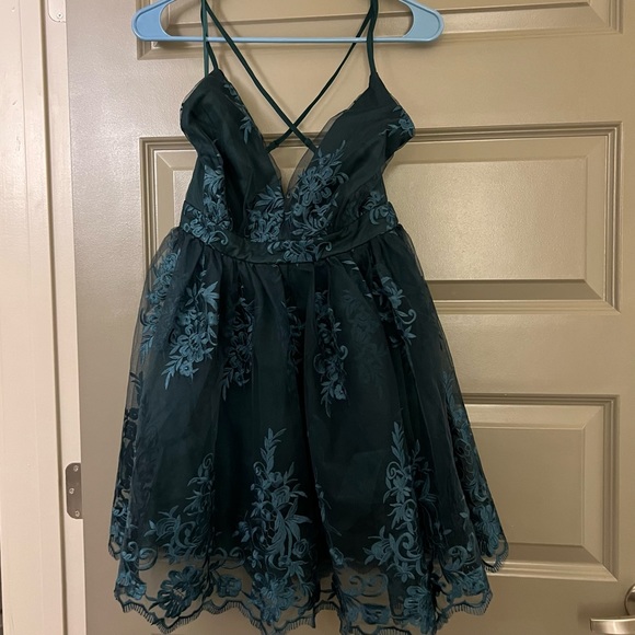 NWT Francesca’s Ellie Deep V Dress - Picture 3 of 7